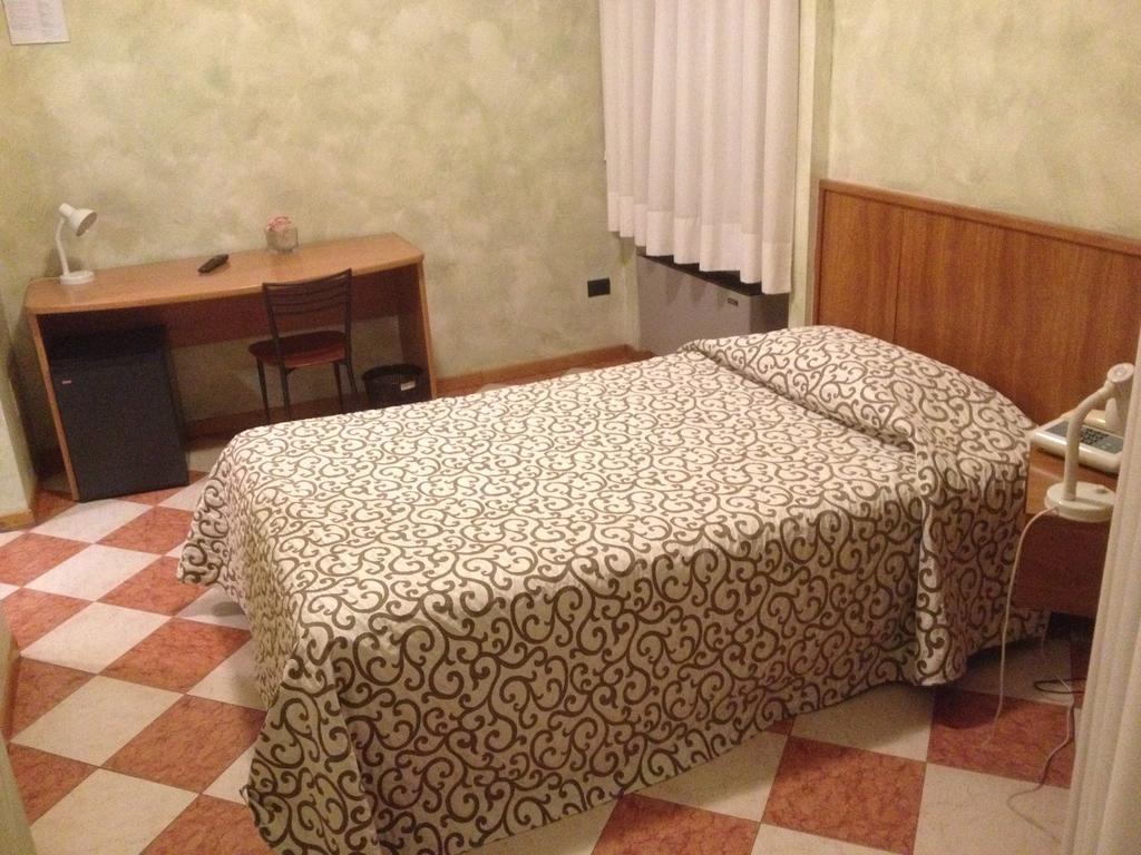 Hotel Daina Dalmine Chambre photo