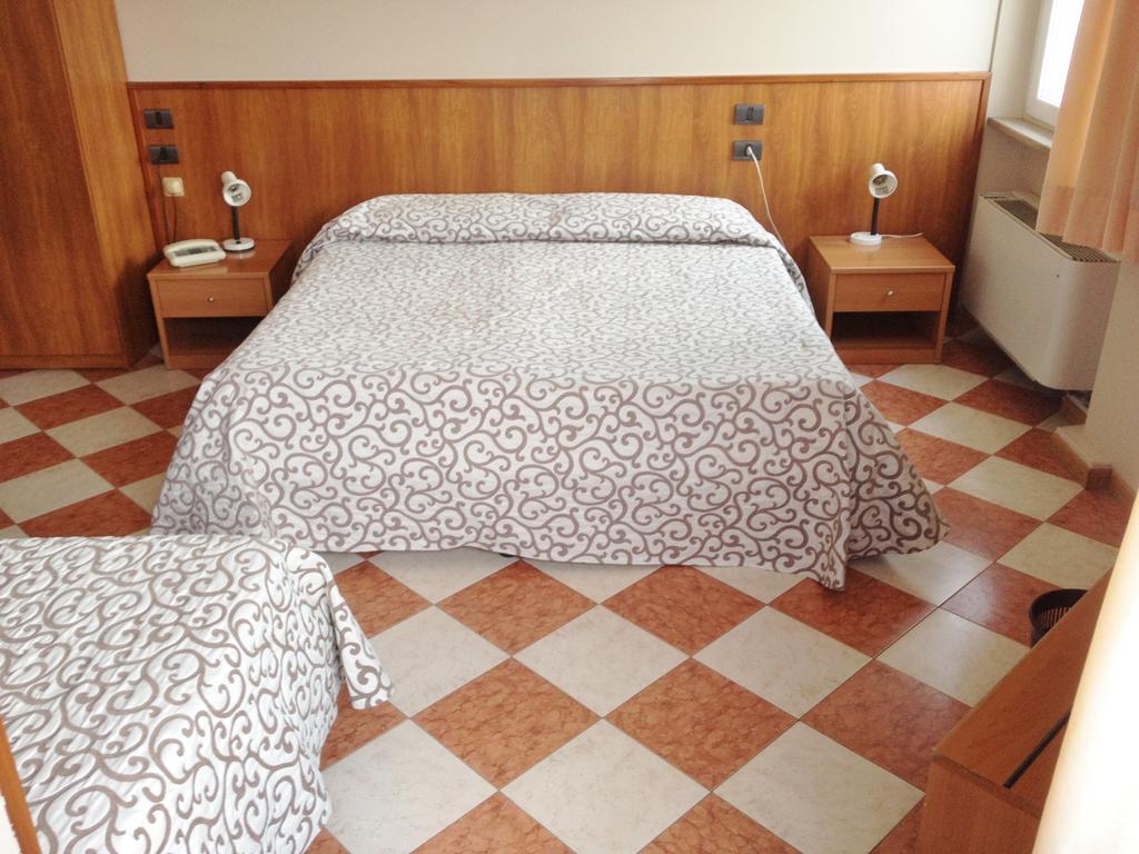 Hotel Daina Dalmine Chambre photo